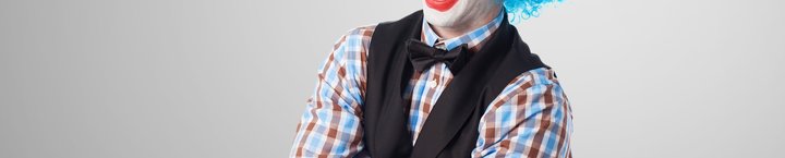 clown_with_crossed_arms_making_funny_faces